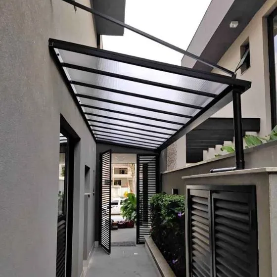 Cobertura de Policarbonato Alveolar em Bragança Paulista SP — Cobertura em quintal residencial coberto