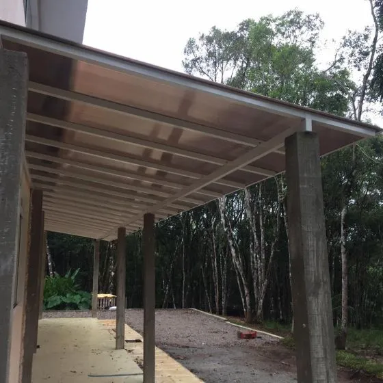 Cobertura de Policarbonato Alveolar em Bragança Paulista SP — Cobertura em pátio de comércio com mesas externas