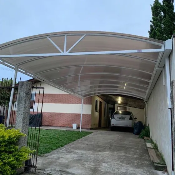 Cobertura de Policarbonato Alveolar em Bragança Paulista SP — Instalação em fachada comercial