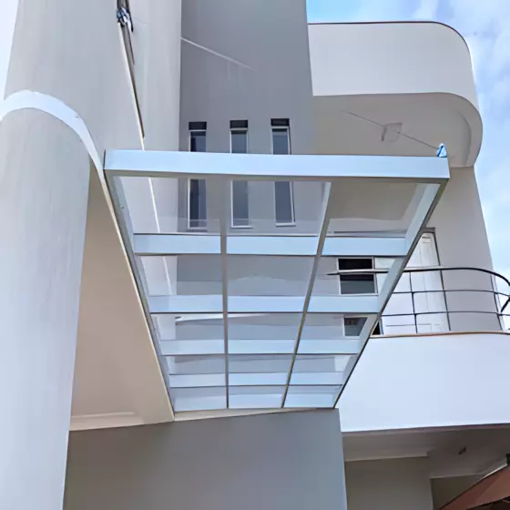 Cobertura de Policarbonato Compacto em Campo Novo, Bragança Paulista SP Cobertura de Policarbonato Compacto em Campo Novo, Bragança Paulista SP — Cobertura em pátio de comércio com mesas externas
