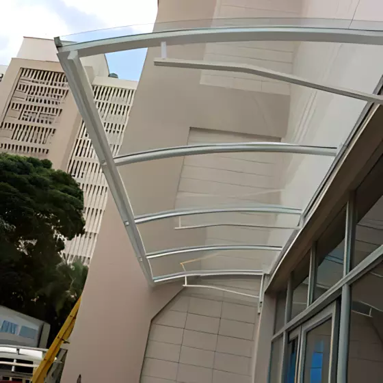 Cobertura de Policarbonato Compacto em Campo Novo, Bragança Paulista SP Cobertura de Policarbonato Compacto em Campo Novo, Bragança Paulista SP — Cobertura com calha lateral para escoamento