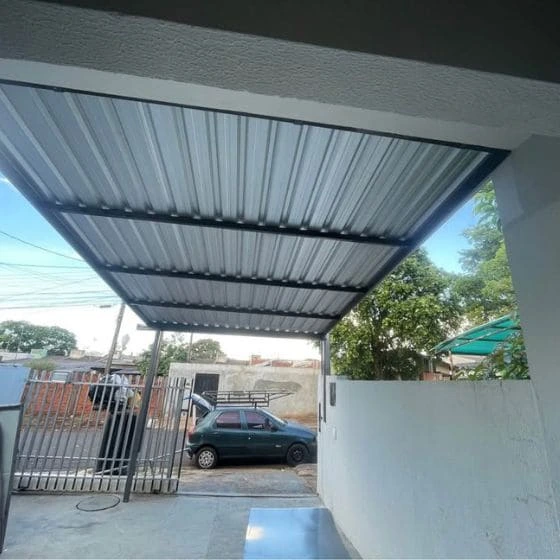 Cobertura de Telha Metálica Simples em Bragança Paulista SP Cobertura de Telha Metálica Simples em Bragança Paulista SP — Cobertura em quintal residencial coberto