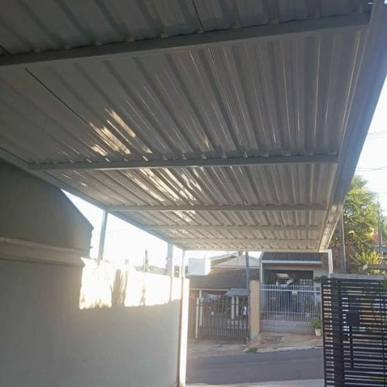 Cobertura de Telha Metálica Simples em Bragança Paulista SP Cobertura de Telha Metálica Simples em Bragança Paulista SP — Cobertura em pátio de comércio com mesas externas