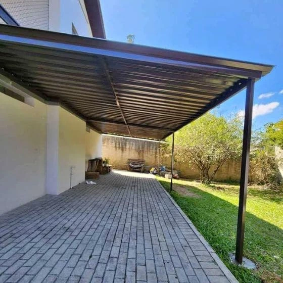 Cobertura de Telha Metálica Simples em Bragança Paulista SP Cobertura de Telha Metálica Simples em Bragança Paulista SP — Cobertura em passagem coberta entre ambientes