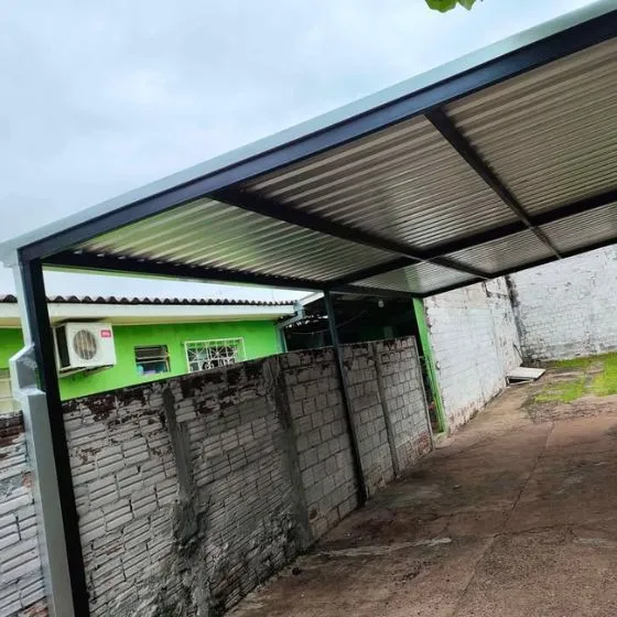 Cobertura de Telha Sanduíche em Bragança Paulista SP — Instalação em estacionamento