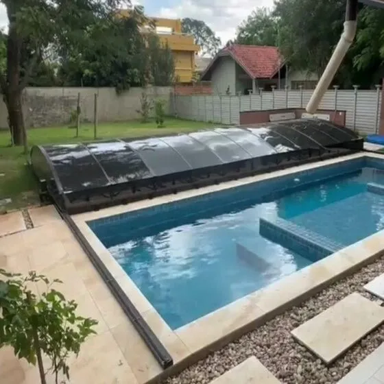 Cobertura Retrátil para Piscina em Bragança Paulista SP Cobertura Retrátil para Piscina em Bragança Paulista SP — Instalação em área gourmet com churrasqueira