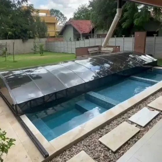 Cobertura Retrátil para Piscina em Bragança Paulista SP Cobertura Retrátil para Piscina em Bragança Paulista SP — Cobertura em quintal residencial coberto