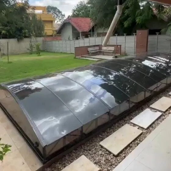 Cobertura Retrátil para Piscina em Bragança Paulista SP Cobertura Retrátil para Piscina em Bragança Paulista SP — Cobertura em pátio de comércio com mesas externas