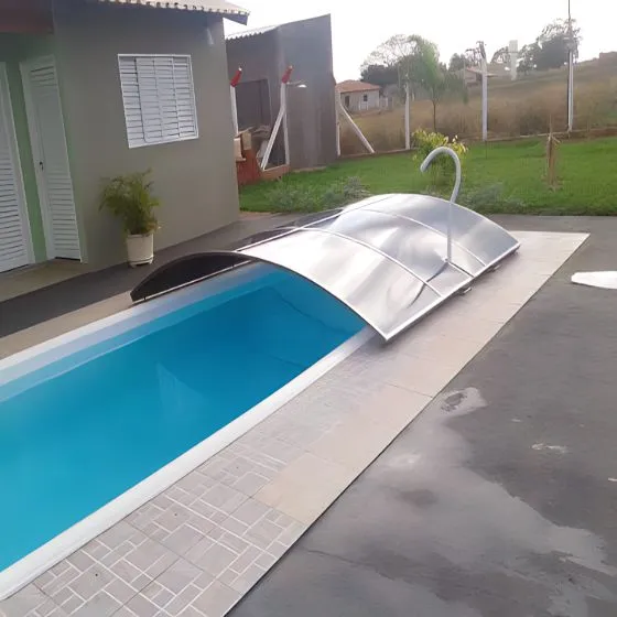 Cobertura Retrátil para Piscina em Bragança Paulista SP Cobertura Retrátil para Piscina em Bragança Paulista SP — Cobertura com estrutura metálica reforçada