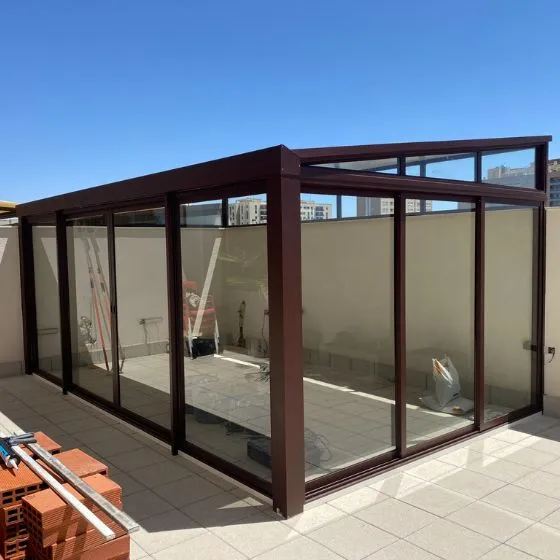 Coberturas de Vidro em Água Comprida, Bragança Paulista SP Coberturas de Vidro em Água Comprida, Bragança Paulista SP — Cobertura em pátio de comércio com mesas externas