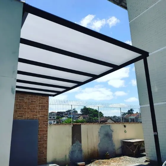 Pergolado de Alumínio com Policarbonato em Centro, Bragança Paulista SP Pergolado de Alumínio com Policarbonato em Centro, Bragança Paulista SP — Cobertura com calha lateral para escoamento