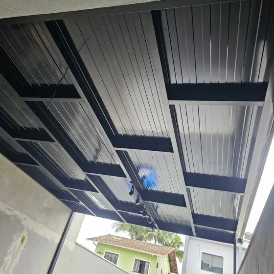Pergotelha em Chácaras São Felipe, Bragança Paulista SP Pergotelha em Chácaras São Felipe, Bragança Paulista SP — Cobertura em quintal residencial coberto