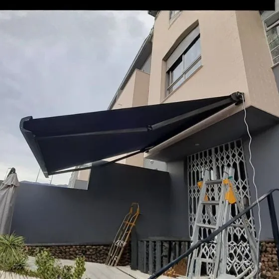 Reforma de Toldos e Coberturas em Aparecida, Bragança Paulista SP Reforma de Toldos e Coberturas em Aparecida, Bragança Paulista SP — Cobertura com calha lateral para escoamento