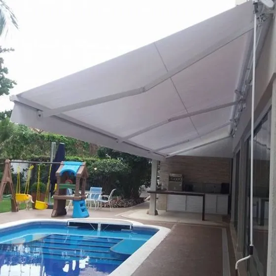 Toldo Articulado em Centro, Bragança Paulista SP Toldo Articulado em Centro, Bragança Paulista SP — Cobertura em quintal residencial coberto