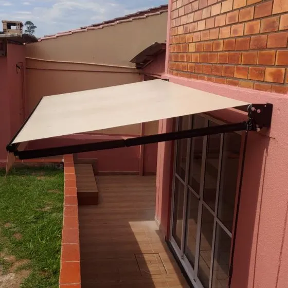 Toldo Articulado em Centro, Bragança Paulista SP Toldo Articulado em Centro, Bragança Paulista SP — Cobertura em pátio de comércio com mesas externas