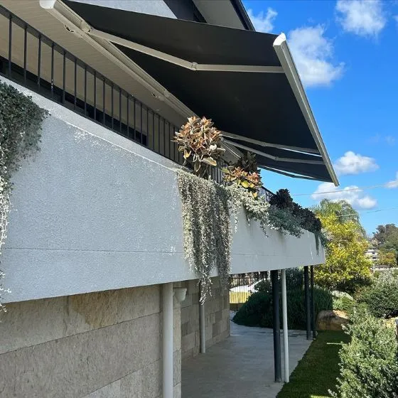 Toldo Articulado em Centro, Bragança Paulista SP Toldo Articulado em Centro, Bragança Paulista SP — Cobertura em passagem coberta entre ambientes