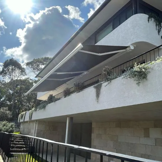 Toldo Articulado em Centro, Bragança Paulista SP Toldo Articulado em Centro, Bragança Paulista SP — Cobertura com calha lateral para escoamento