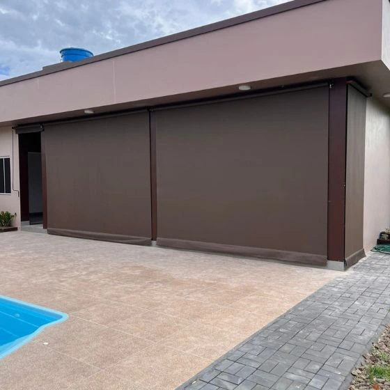 Toldo Cortina de Tela Screen em Bragança Paulista SP — Cobertura em pátio de comércio com mesas externas