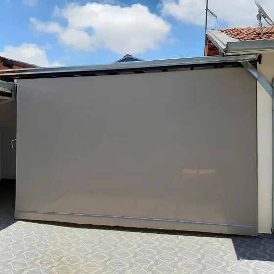 Toldo Cortina de Tela Screen em Bragança Paulista SP — Cobertura com calha lateral para escoamento