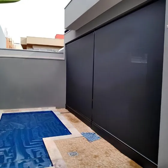 Toldo Cortina de Tela Screen em Bragança Paulista SP — Instalação em fachada comercial
