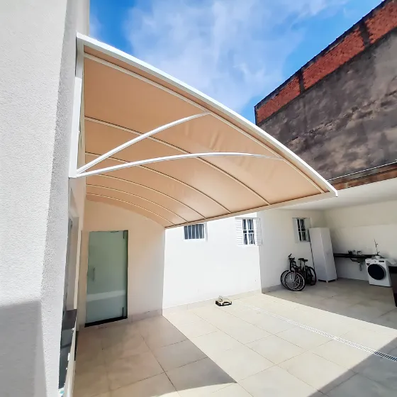 Toldo Fixo de Lona PVC em Bragança Paulista SP Toldo Fixo de Lona PVC em Bragança Paulista SP — Cobertura em quintal residencial coberto
