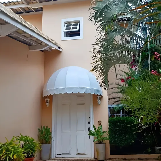 Toldo Fixo de Lona PVC em Bragança Paulista SP Toldo Fixo de Lona PVC em Bragança Paulista SP — Cobertura em pátio de comércio com mesas externas