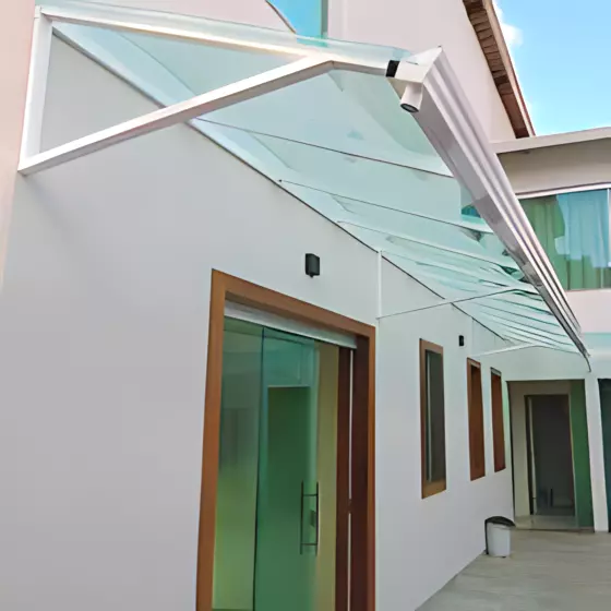 Toldo Fixo Policarbonato Compacto em Jardim do Lago, Bragança Paulista SP — Cobertura em quintal residencial coberto