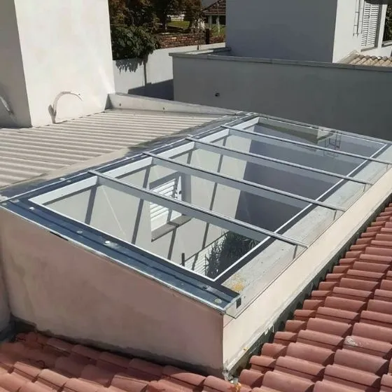 Toldo Fixo Policarbonato Compacto em Jardim do Lago, Bragança Paulista SP — Cobertura em pátio de comércio com mesas externas