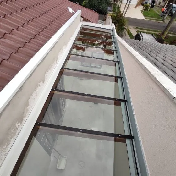 Toldo Fixo Policarbonato Compacto em Jardim do Lago, Bragança Paulista SP — Cobertura em passagem coberta entre ambientes