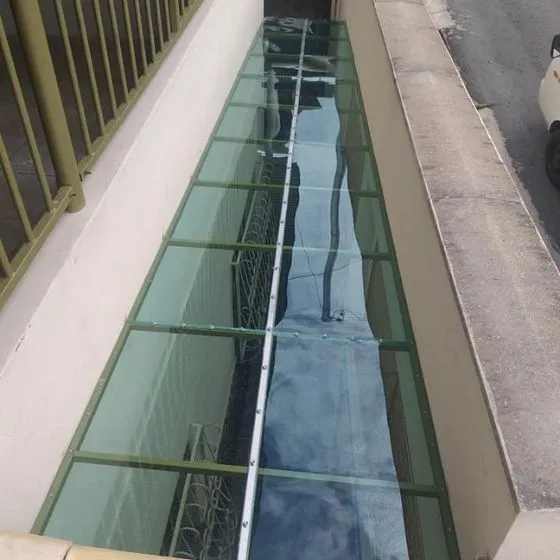 Toldo Fixo Policarbonato Compacto em Jardim do Lago, Bragança Paulista SP — Cobertura com calha lateral para escoamento