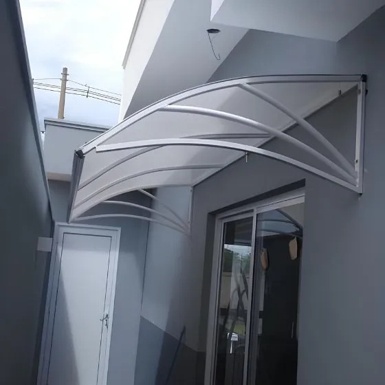 Toldo Policarbonato Alveolar em Campo Novo, Bragança Paulista SP Toldo Policarbonato Alveolar em Campo Novo, Bragança Paulista SP — Cobertura em pátio de comércio com mesas externas