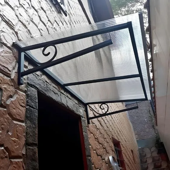 Toldo Policarbonato Alveolar em Campo Novo, Bragança Paulista SP Toldo Policarbonato Alveolar em Campo Novo, Bragança Paulista SP — Cobertura em passagem coberta entre ambientes