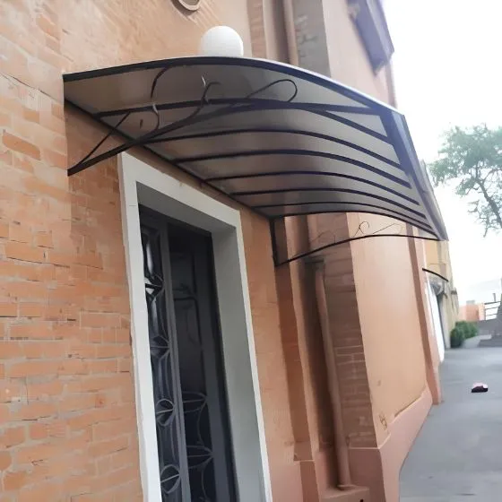 Toldo Policarbonato Alveolar em Campo Novo, Bragança Paulista SP Toldo Policarbonato Alveolar em Campo Novo, Bragança Paulista SP — Instalação em fachada comercial